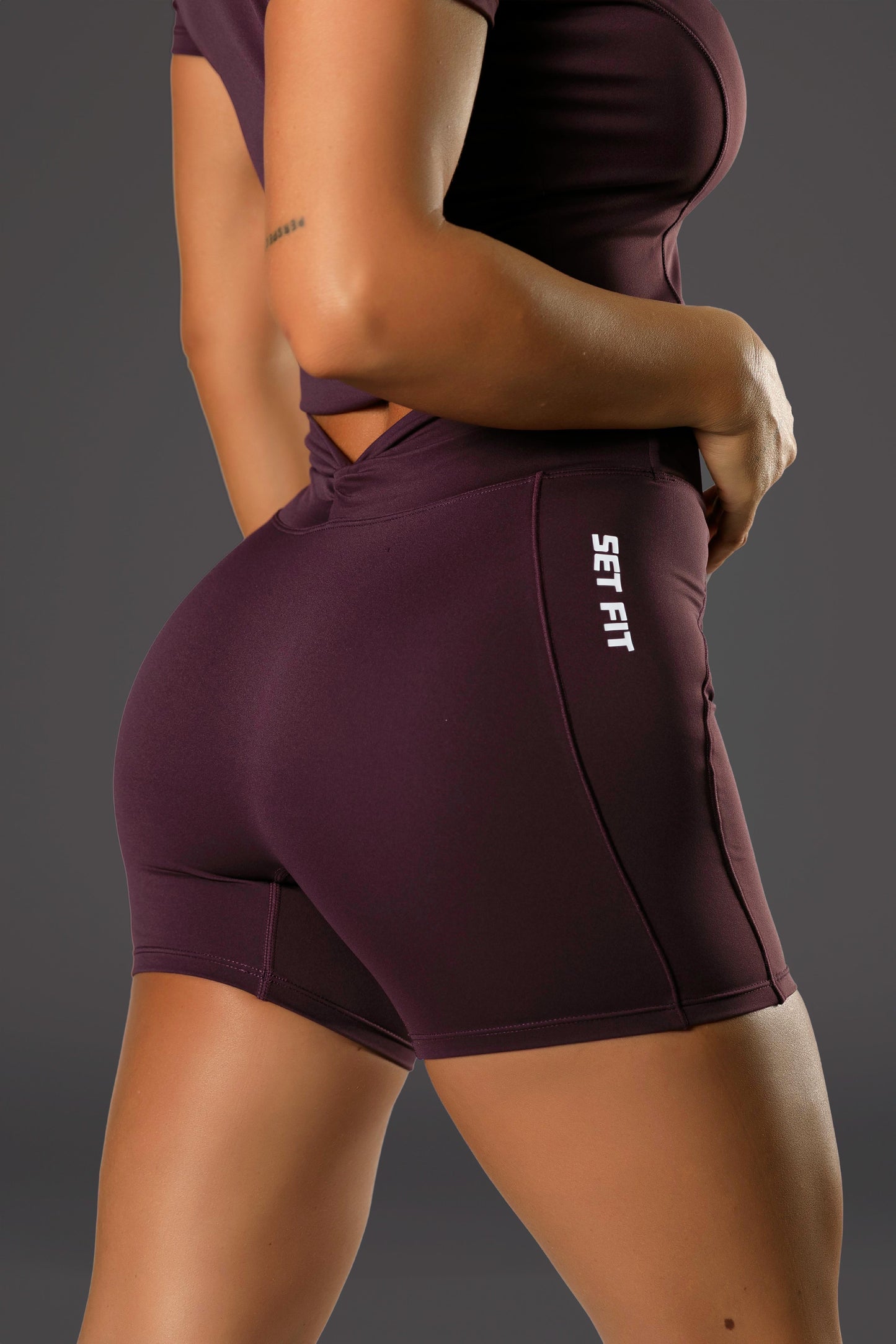 Set dama sport Elira Form ( tricou+ colant scurt) plum