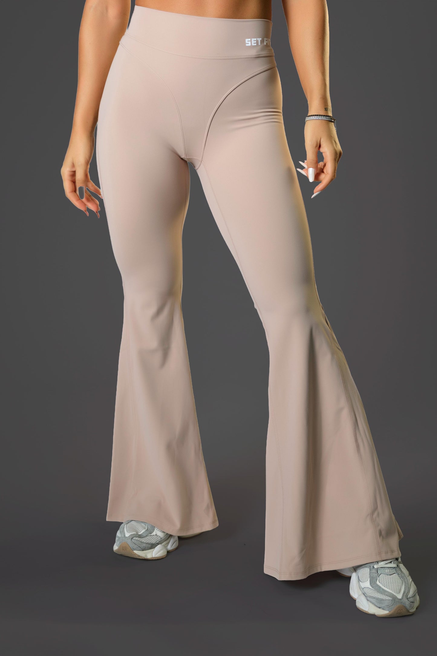 Set dama sport Isley Strong ( top+colant evazat) crem