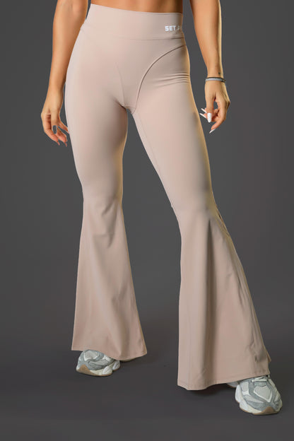 Set dama sport Isley Strong ( top+colant evazat) crem