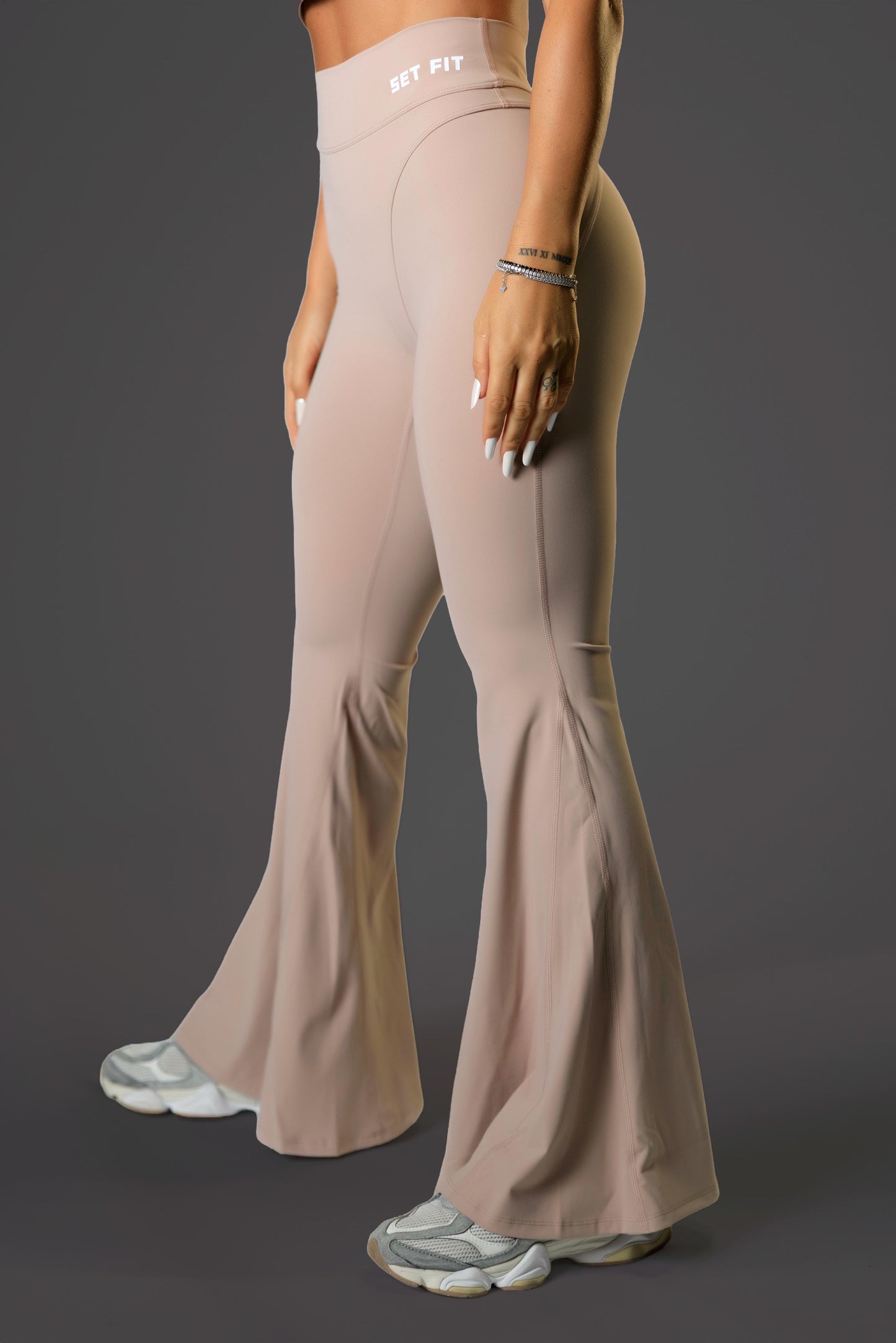 Set dama sport Isley Strong ( top+colant evazat) crem