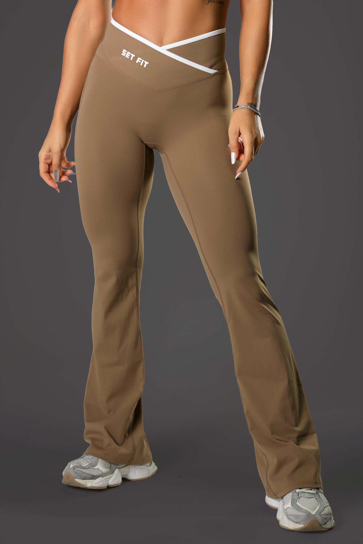 Set dama sport Eira Flow (top+ colanti evazati) crem