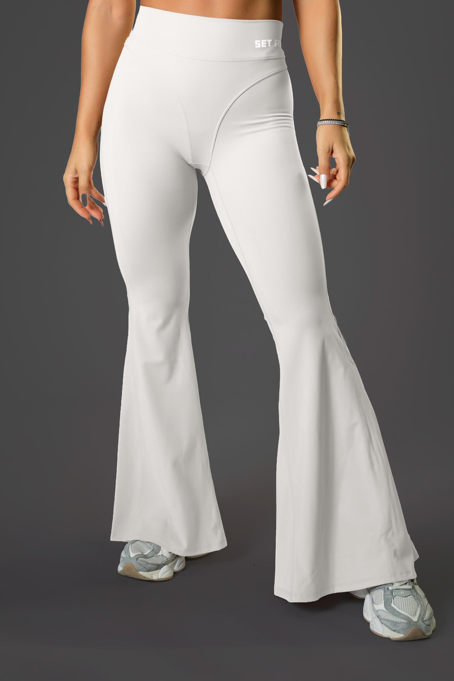 Set dama sport Asha Elevate ( top+ pantalon evazat) alb