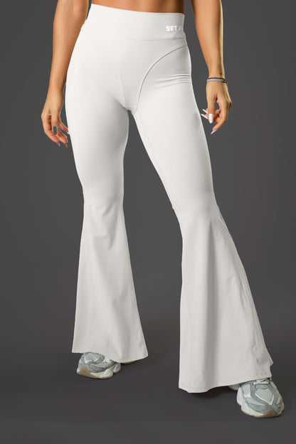 Set dama sport Asha Elevate ( top+ pantalon evazat) alb